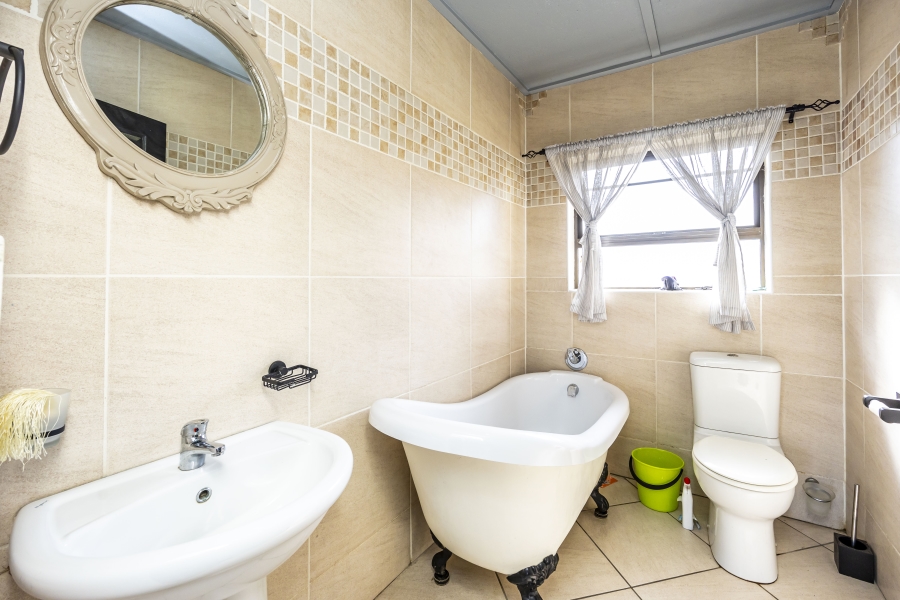 4 Bedroom Property for Sale in Sunnyridge Eastern Cape